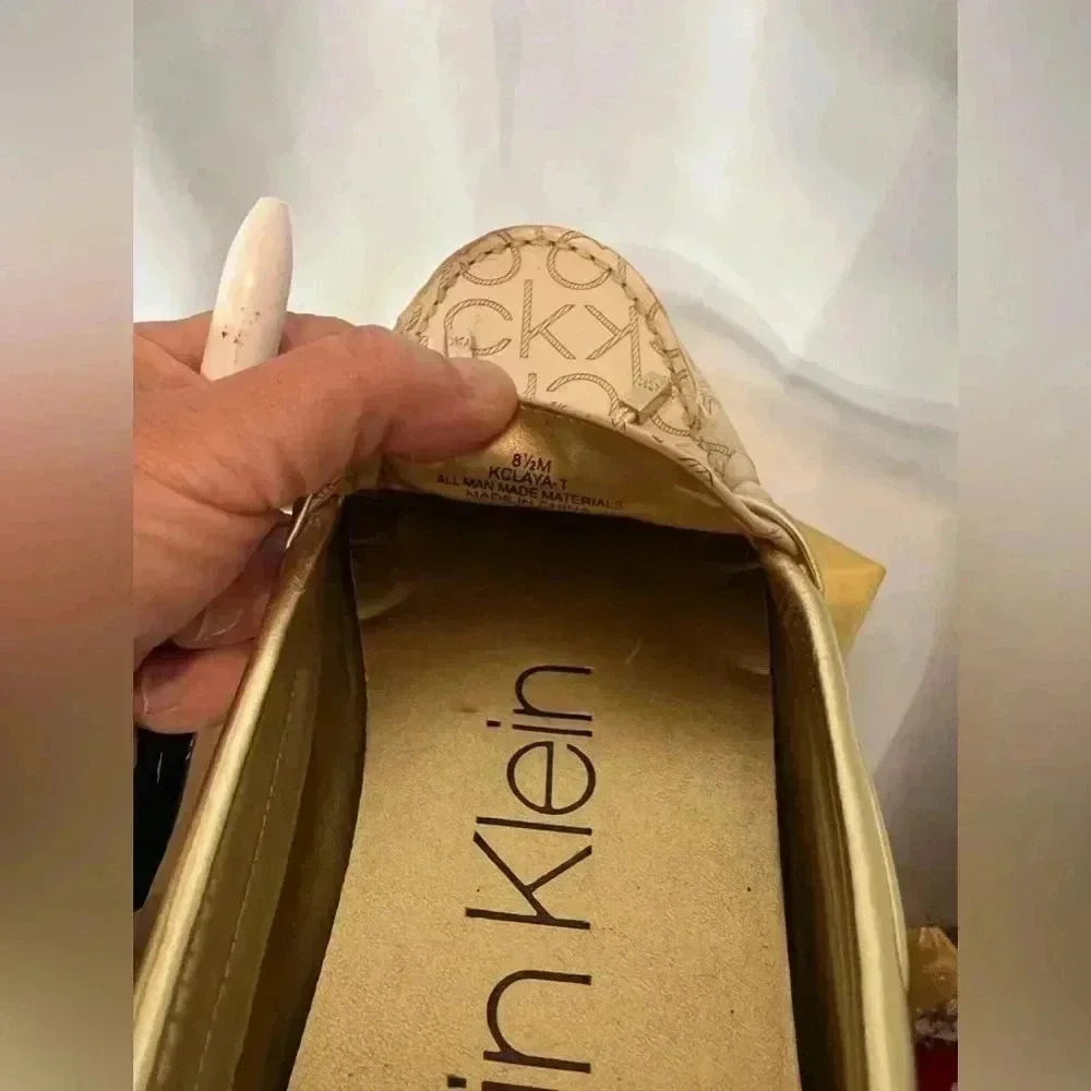 New CALVIN KLEIN WOMEN’S MOCCASINS SIZE 8.5 LAYA-T  GOLD BOW CK LOGO - Picture 7 of 7